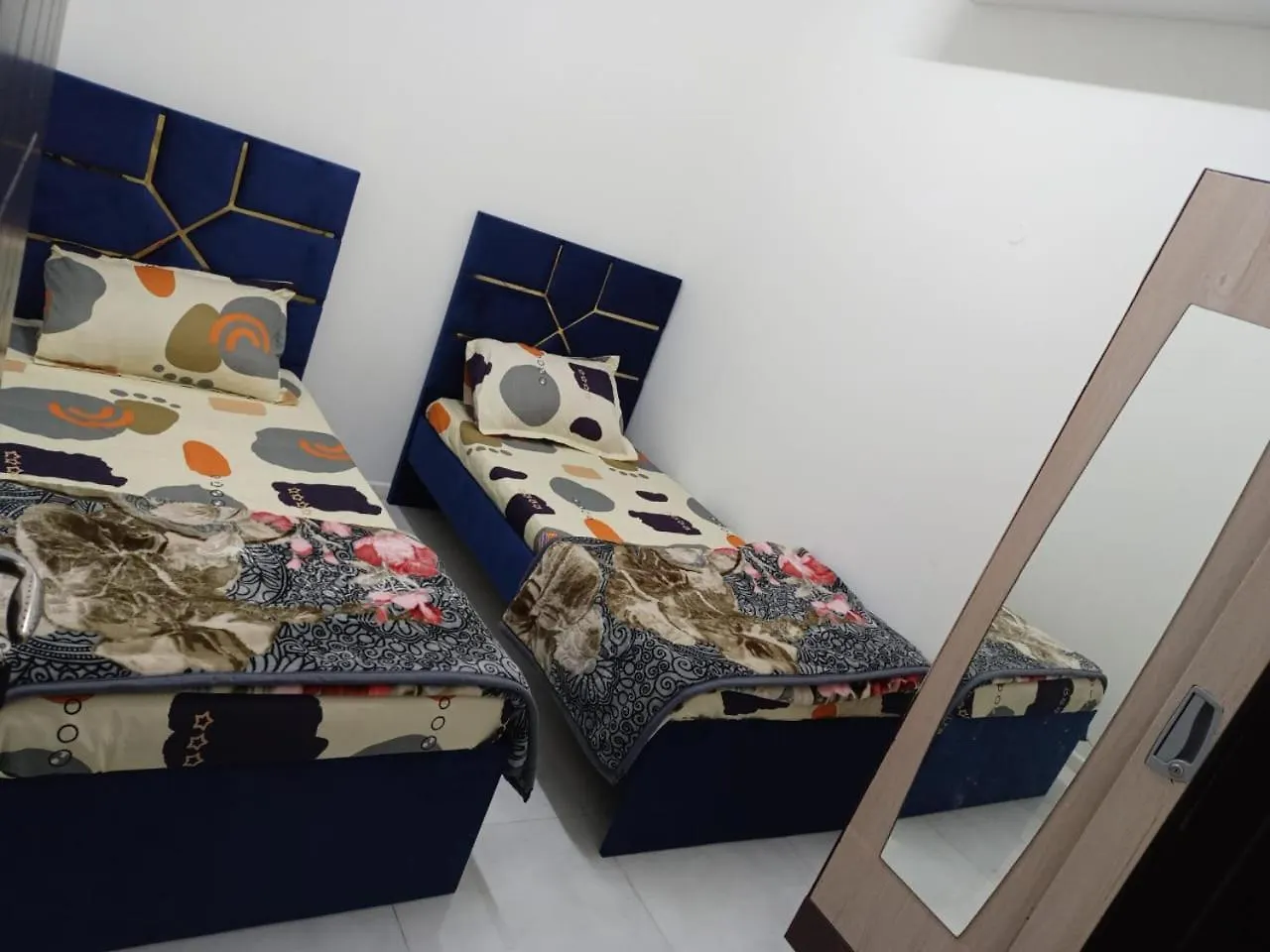 Elite Space Partition Room In Dubai Very Near Union And Banyas Metro - Creek - Gold Souq Kapszulahotel